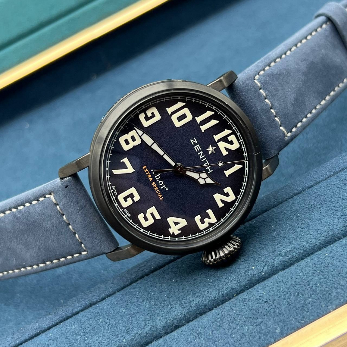 Часы ZENITH Pilot Type 20 Extra Special 45 мм: синий циферблат, полированная часовая сталь с PVD и кожаный ремешок