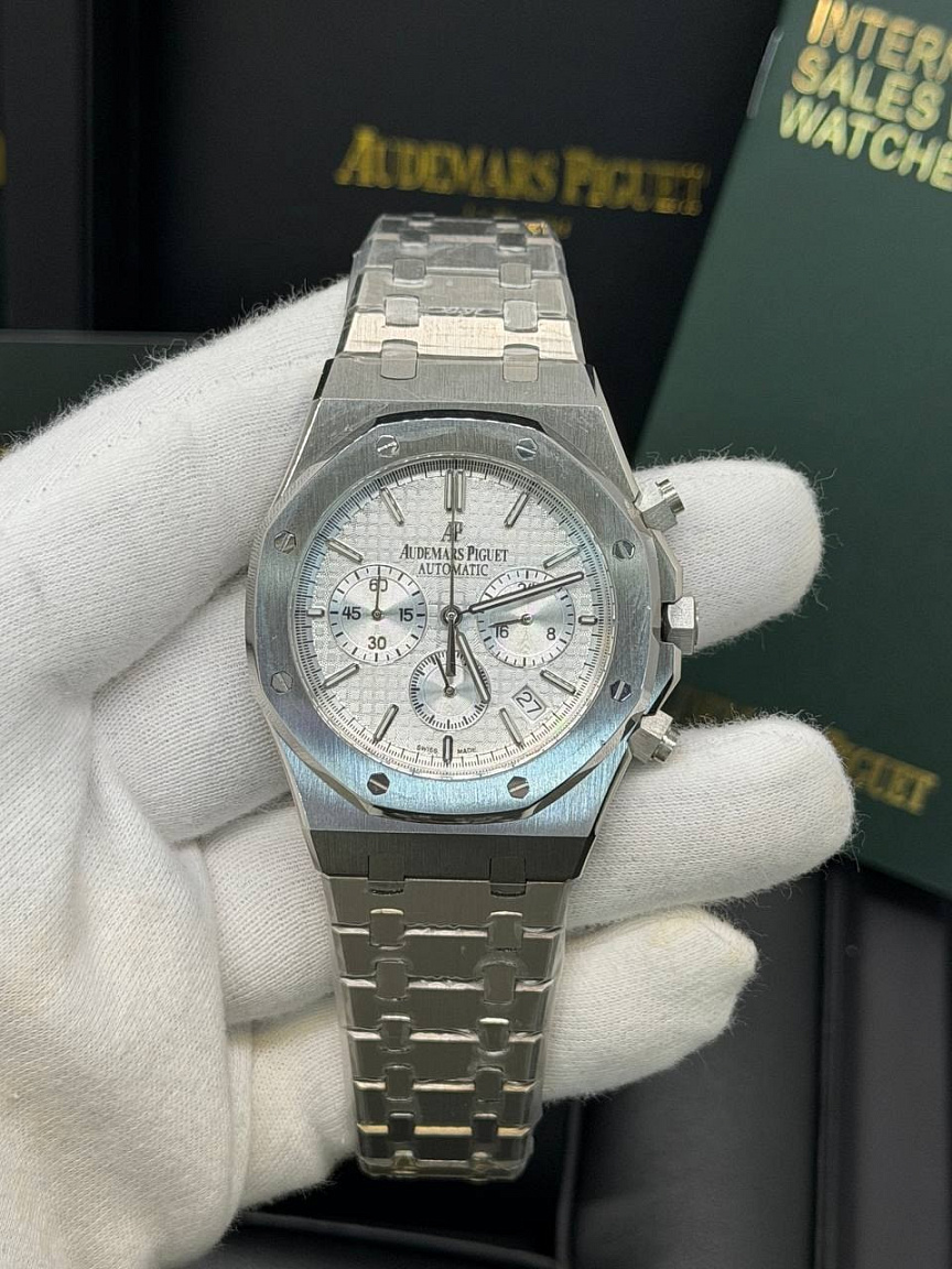 Audemars Piguet Royal Oak Chronograph: серебристый циферблат с тремя субциферблатами и восьмиугольный безель