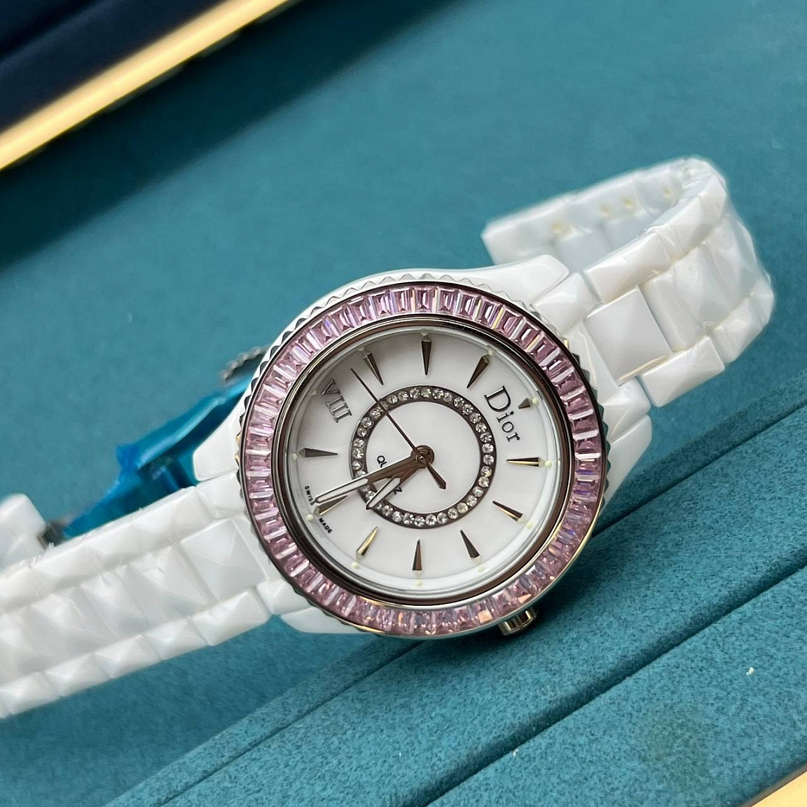 Dior VIII 39 мм: белый циферблат, сапфировое стекло и кварцевый механизм Miyota 2035