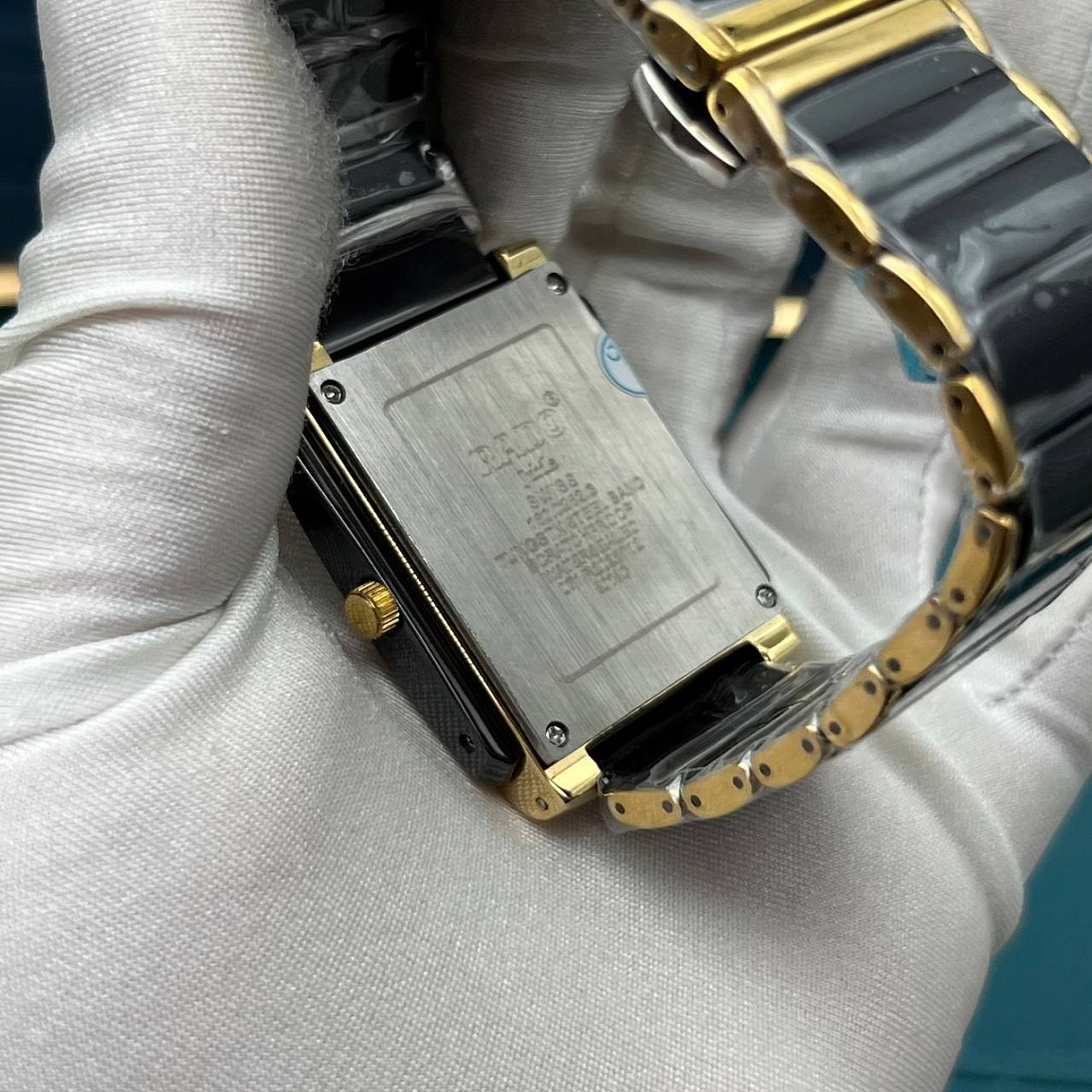 Часы Rado Integral 31 мм: золотистые стрелки и индексы на чёрном циферблате, белое окно даты внизу