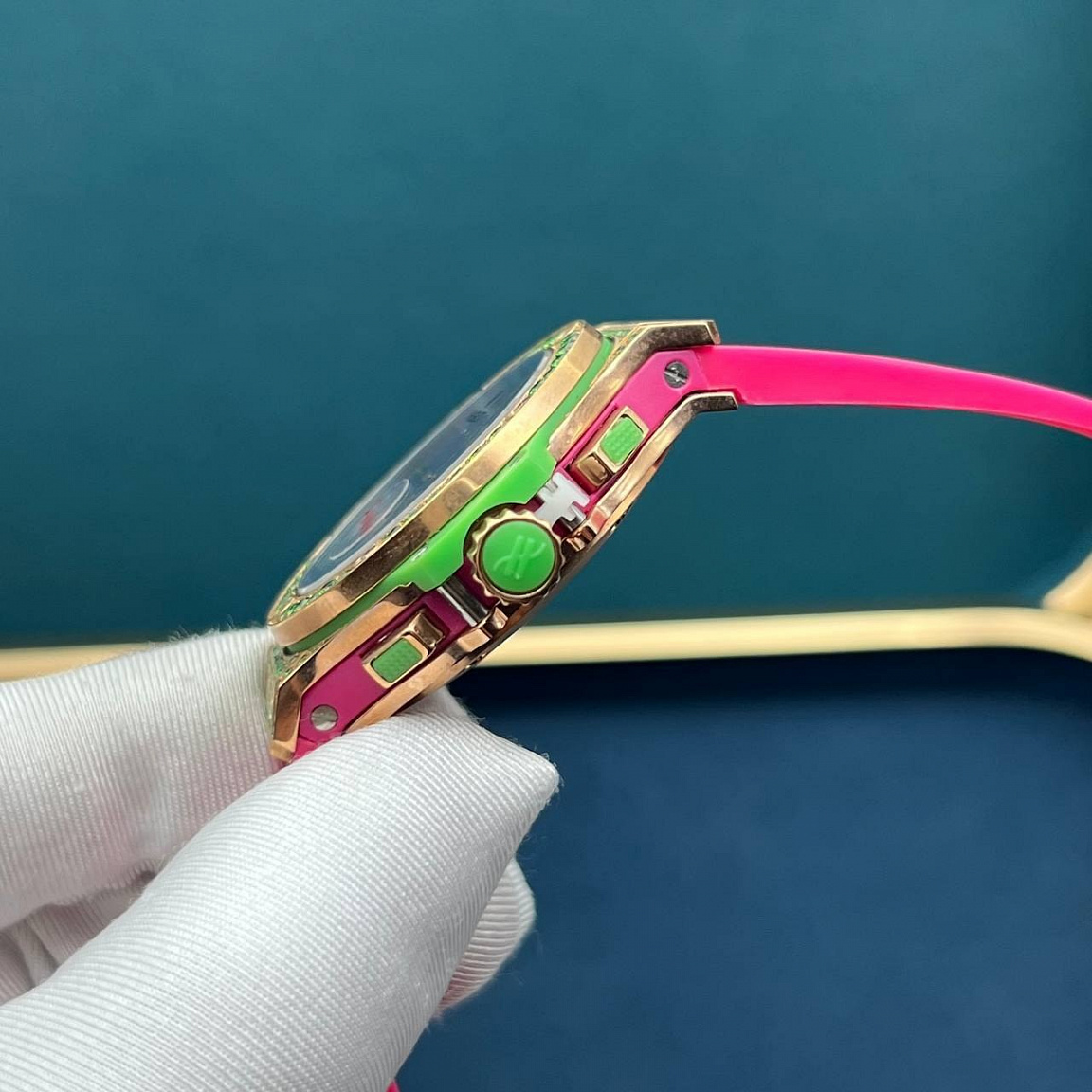 Часы Hublot Big Bang Tutti Frutti: корпус 41 мм из стали 316L с покрытием, синий циферблат и розовый ремешок