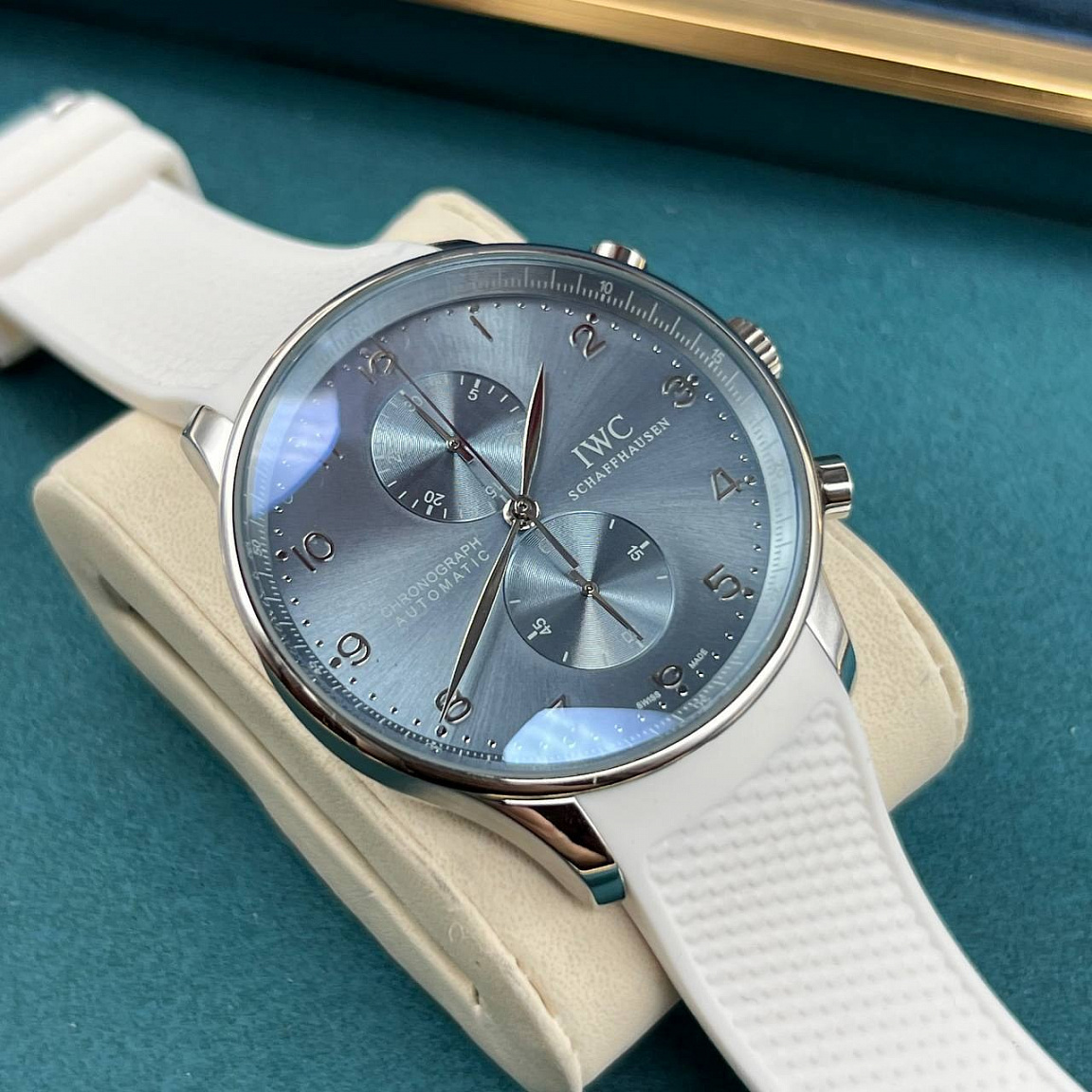 IWC Portugieser Chronograph: два малых циферблата на голубом фоне, корпус 41 мм и белый ремешок из каучука