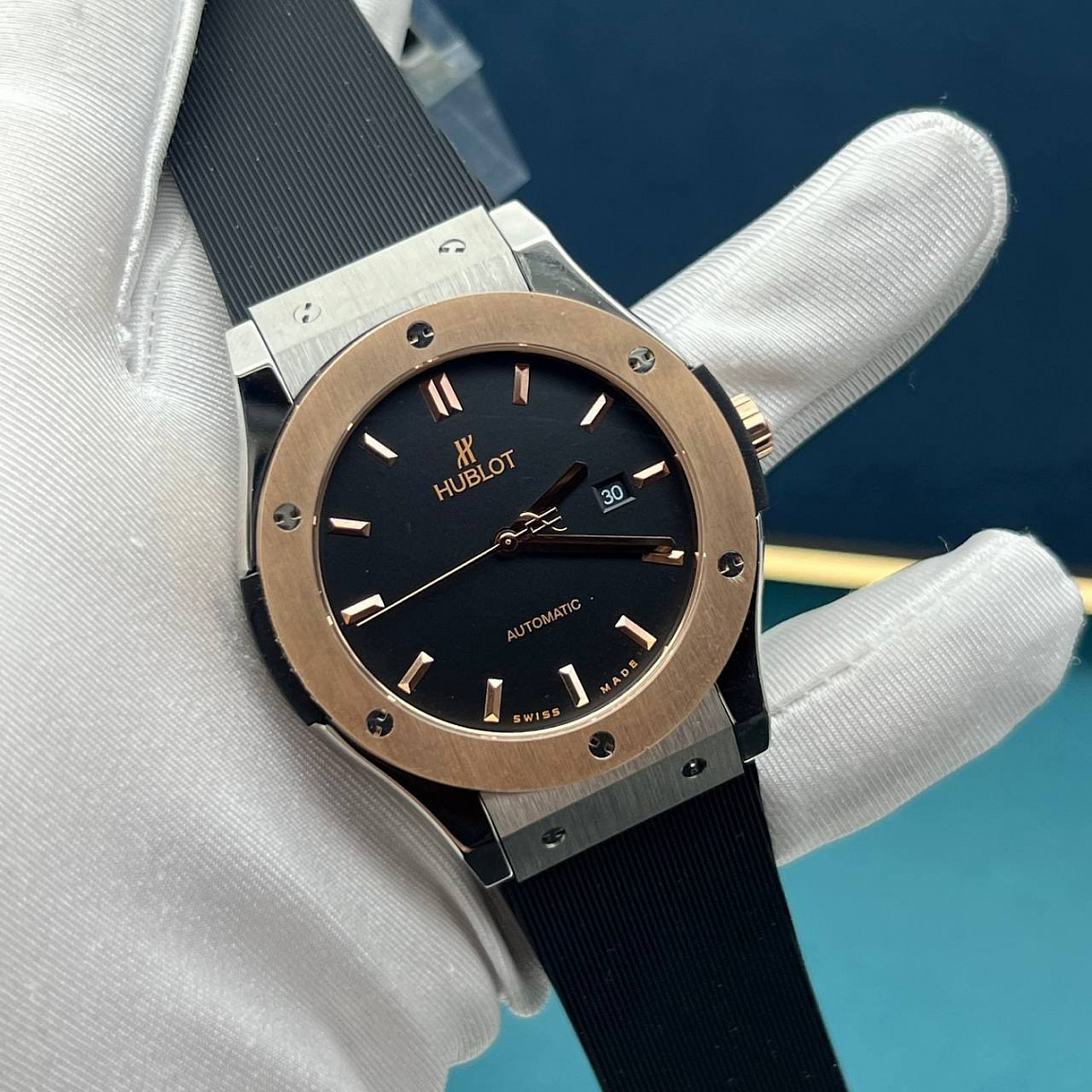 Hublot Classic Fusion 45 мм: золотистые метки на чёрном циферблате, окно даты справа и шесть винтов безеля