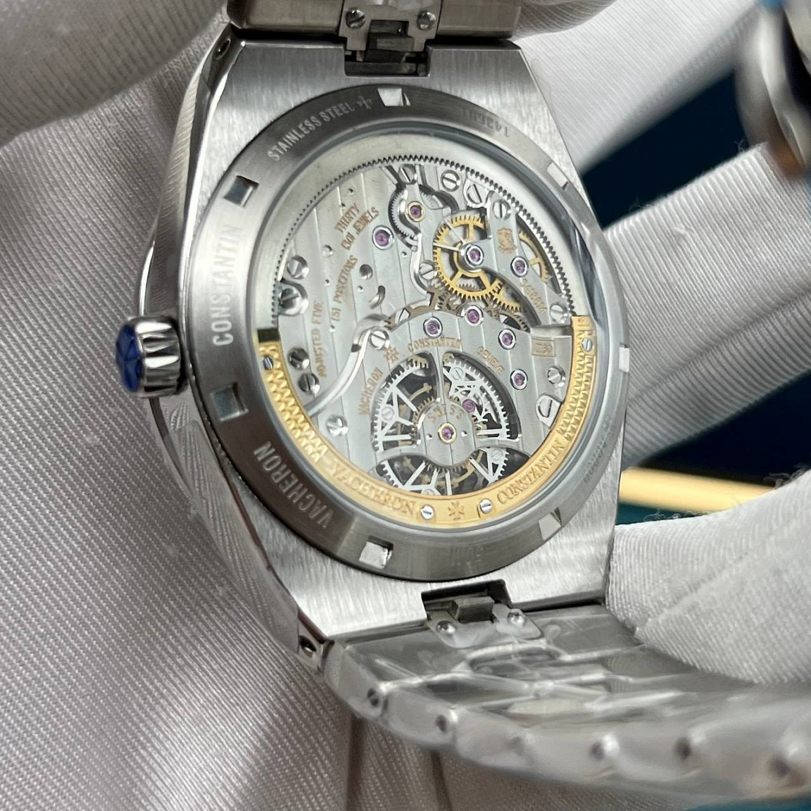 Vacheron Constantin Overseas Tourbillon 41 мм: чёрный циферблат, механика с автоподзаводом, браслет из стали 316L