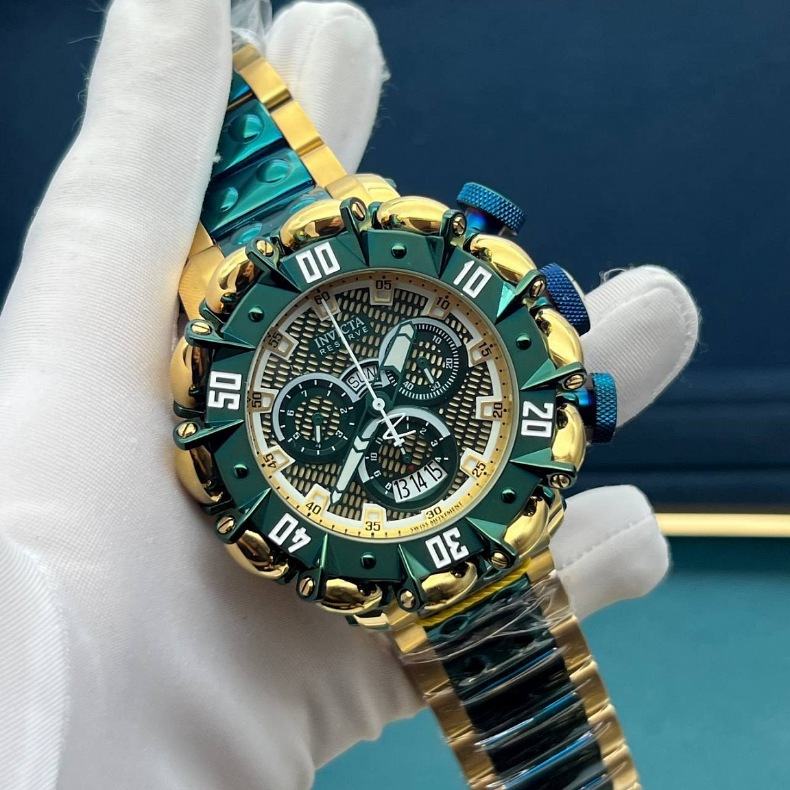Invicta Hyper Beast 55 мм: рельефный безель с белыми цифрами, зелёный циферблат и широкие стрелки со светлыми вставками