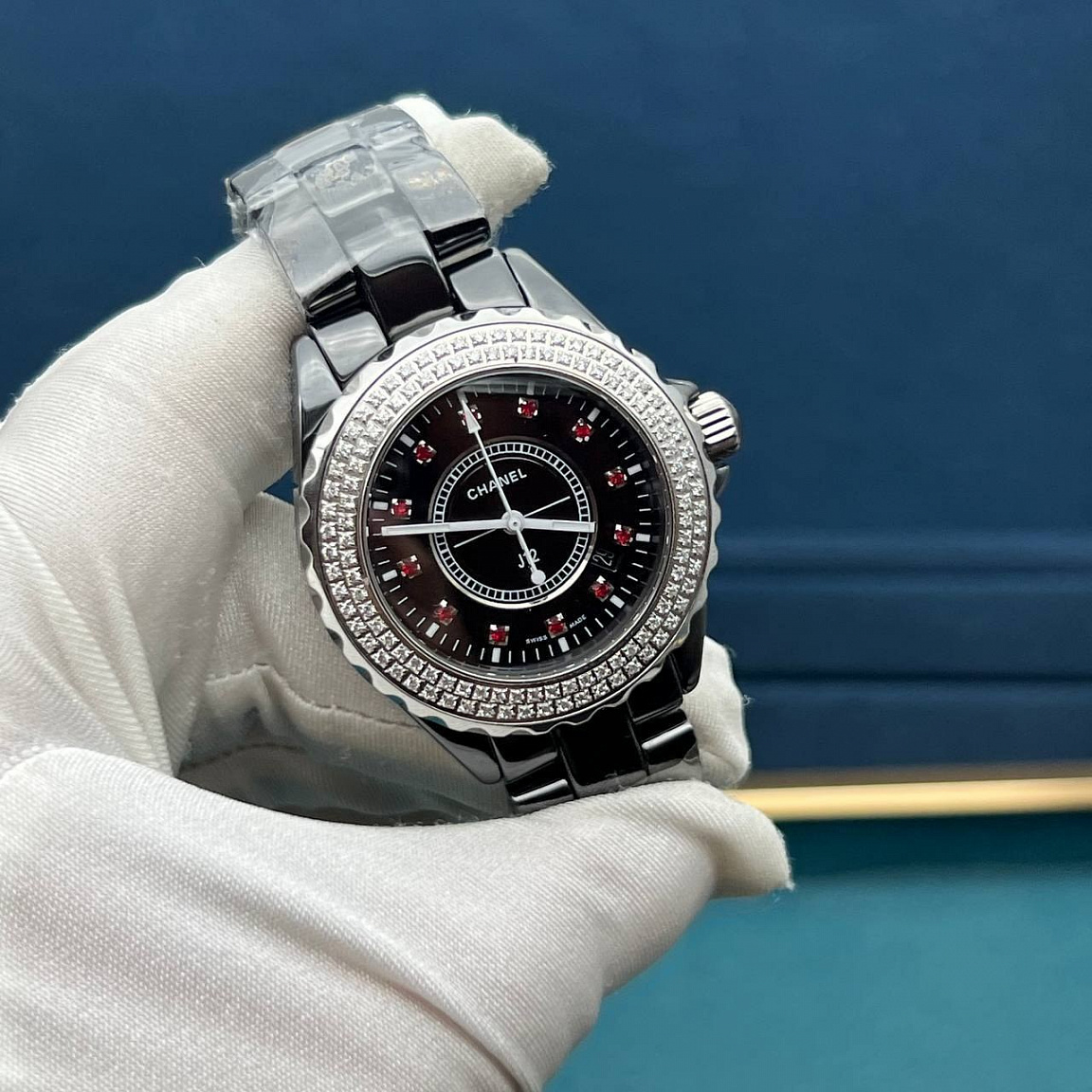 CHANEL J12 с чёрным керамическим корпусом и браслетом, светлыми стрелками и двумя рядами кристаллов на безеле