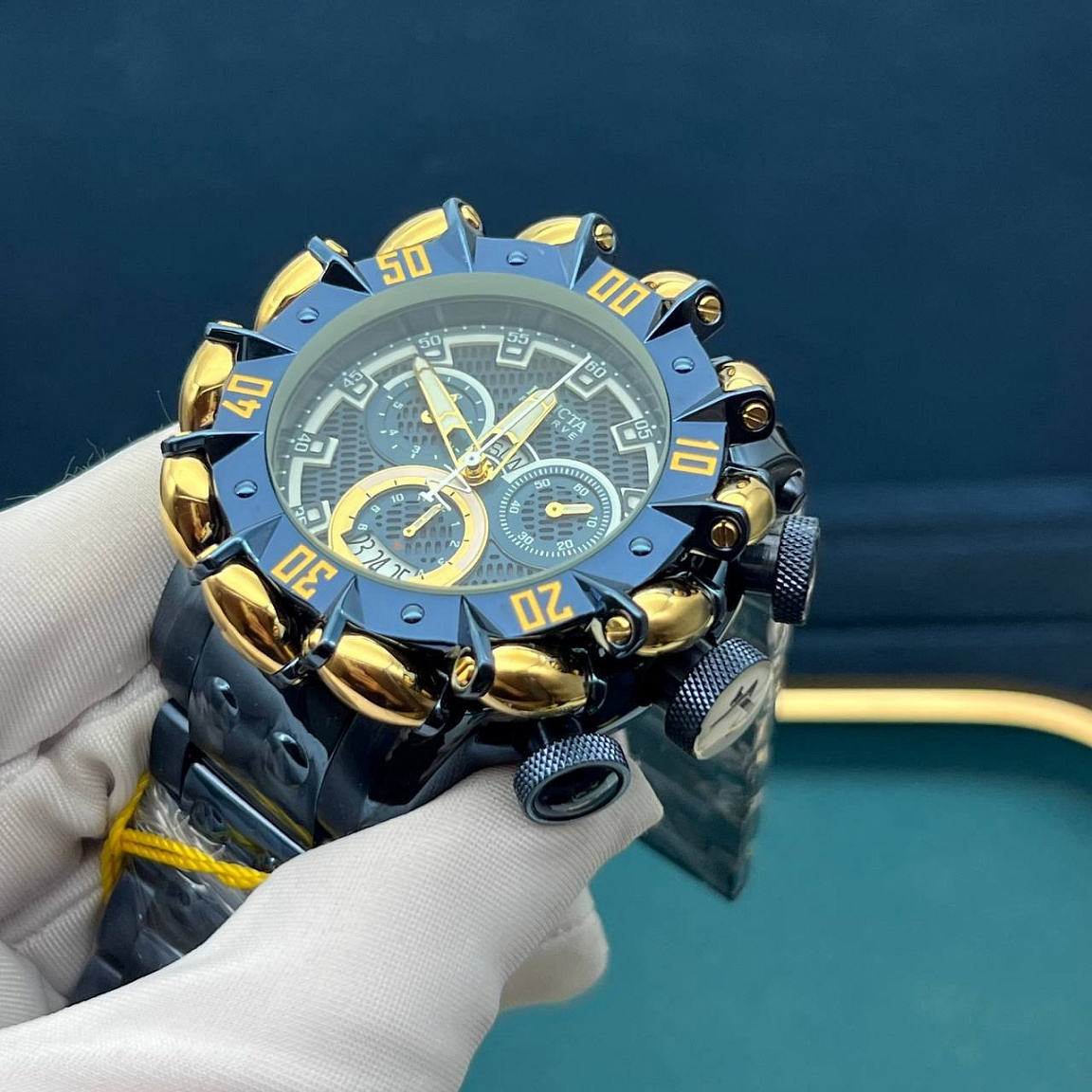 Invicta Hyper Beast: массивный корпус 55 мм, фигурный безель, синий циферблат и широкий звеньевой браслет