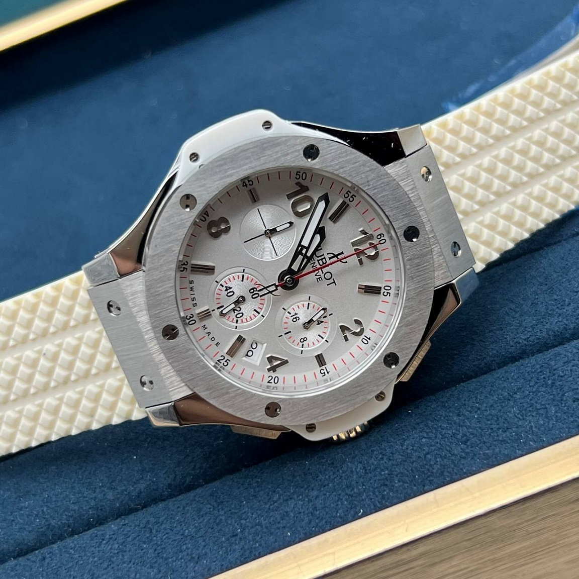 Hublot Big Bang Chronograph 44 мм с белым циферблатом, сапфировым стеклом и кварцевым механизмом Miyota OS20