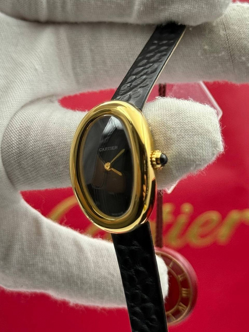 Овальные Cartier Baignoire 26 мм: золотистые стрелки на чёрном циферблате, фактурный ремешок из натуральной кожи