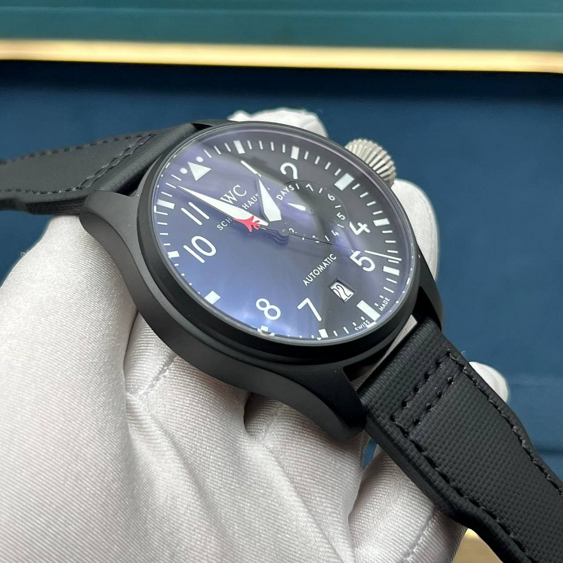 IWC Big Pilot Die Grosse 46 мм: механика с автоподзаводом, чёрный циферблат, корпус 316L с PVD, нейлоновый ремешок