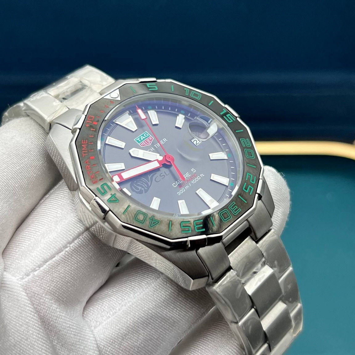 TAG Heuer Match Timer Calibre 5: дата у отметки «3 часа», карбоновый безель с зелёной разметкой