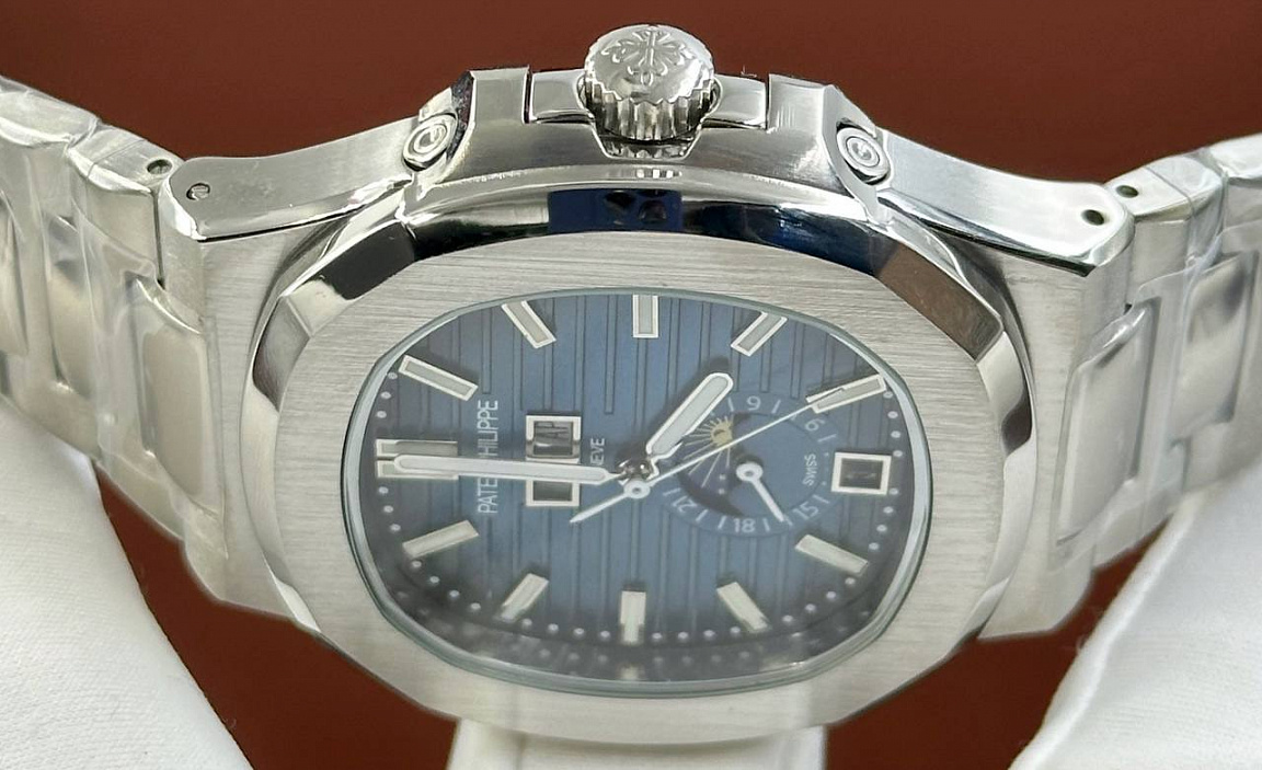 Популярные часы Patek Philippe - Nautilus Annual Calendar