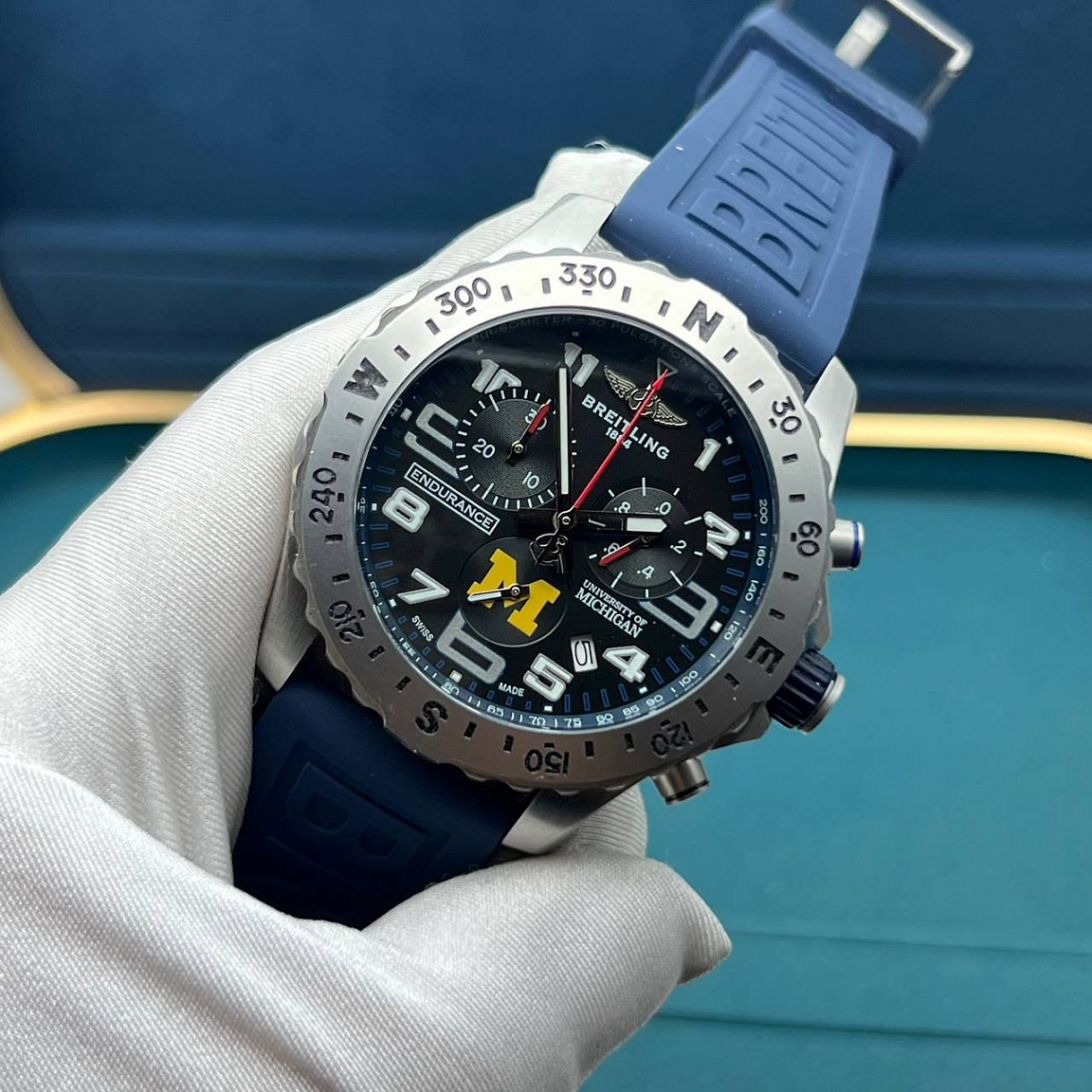 Breitling Endurance Pro Michigan: корпус 43 мм из нержавеющей стали 316L, чёрный циферблат и синий ремешок