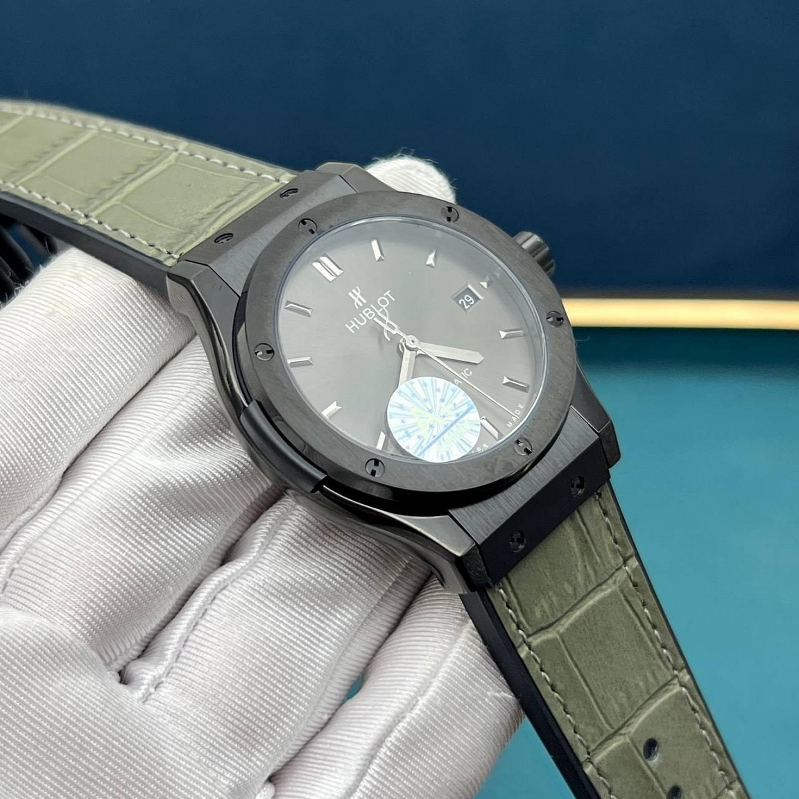 Часы Hublot Classic Fusion 45 мм: серый циферблат с датой у отметки «3», безель с шестью винтами, оливковый ремешок