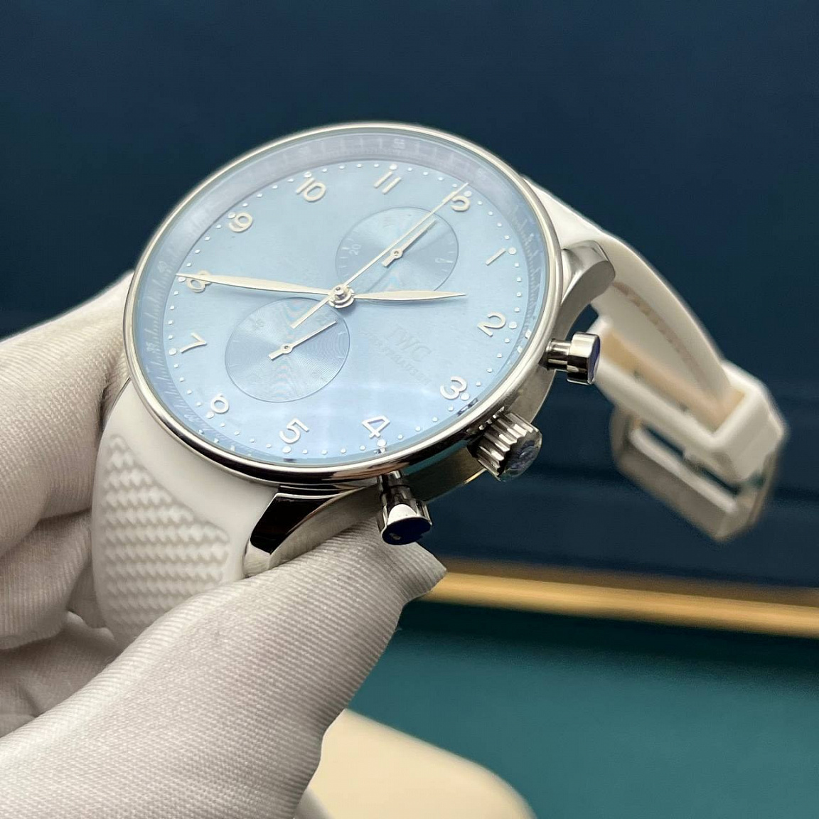 IWC Portugieser Chronograph: два малых циферблата на голубом фоне, корпус 41 мм и белый ремешок из каучука