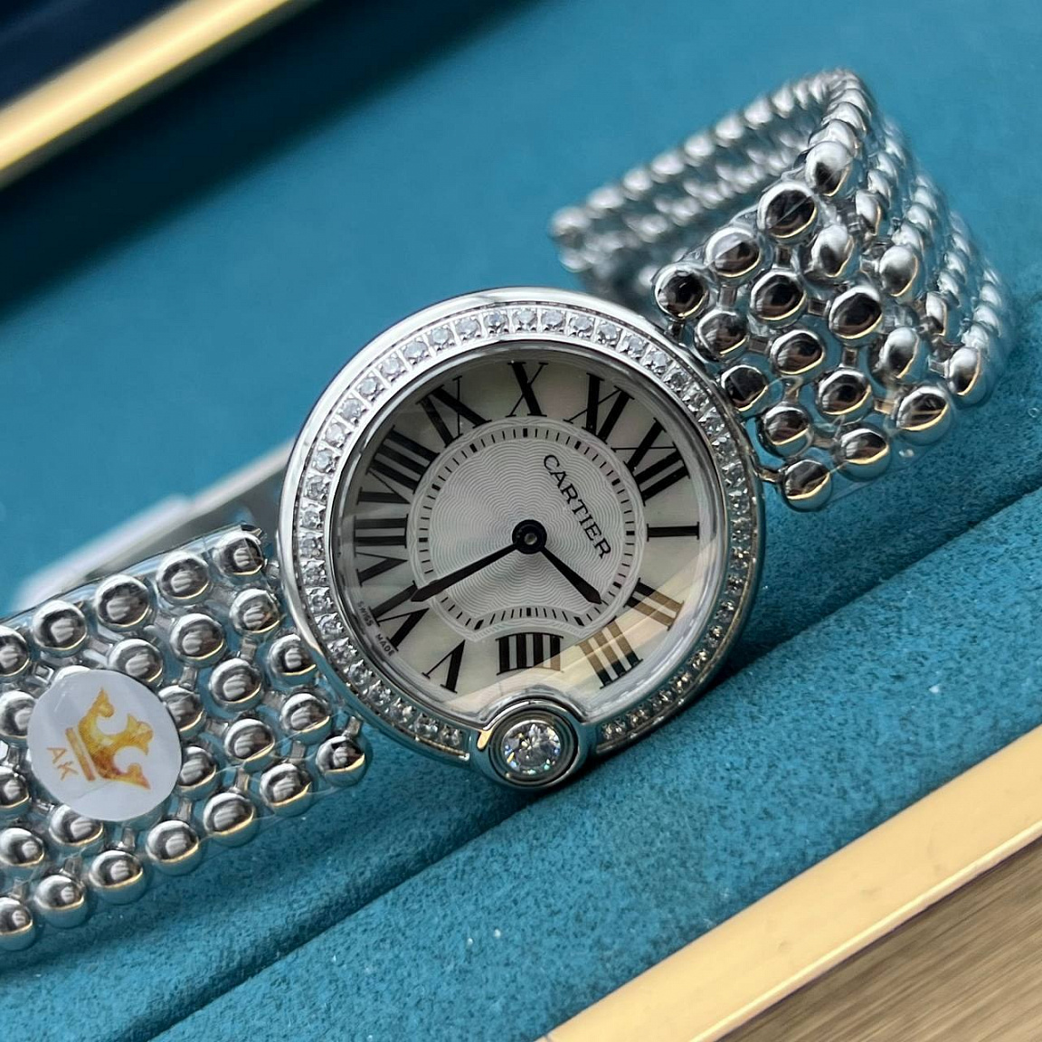 Cartier Ballon Blanc de Cartier 30 мм: римские цифры на перламутровом циферблате, сверкающие вставки на безеле