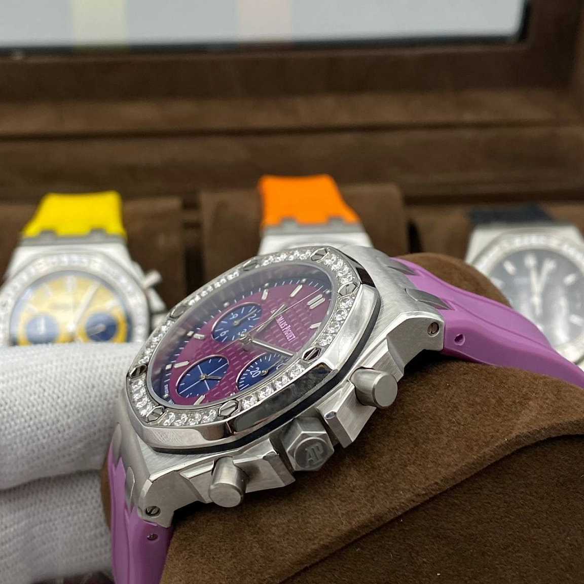 Женские Audemars Piguet Royal Oak Offshore: восьмигранный безель с кристаллами Swarovski и фиолетовый ремешок