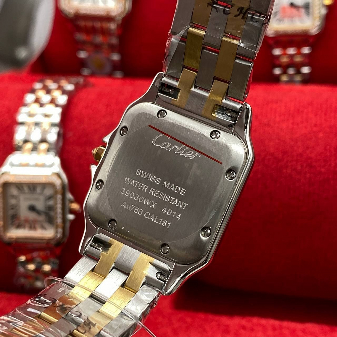 Cartier Panthère de Cartier Medium 27 мм: безель с прозрачными фианитами, римские индексы и синие стрелки
