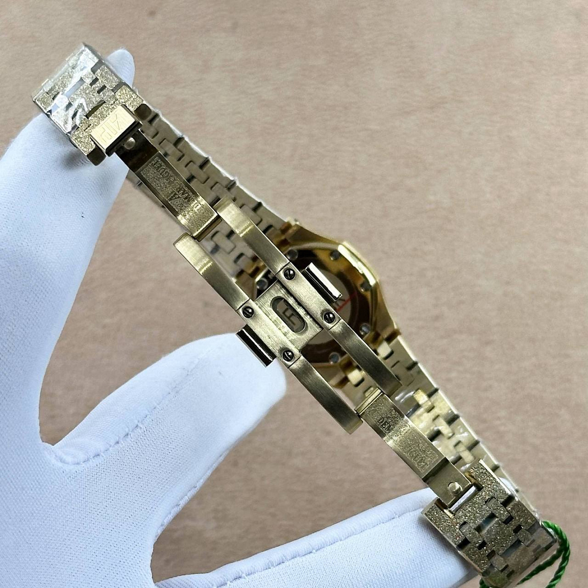Часы Audemars Piguet Royal Oak Mini Frosted Gold с восьмиугольным безелем и рельефным серебристым циферблатом