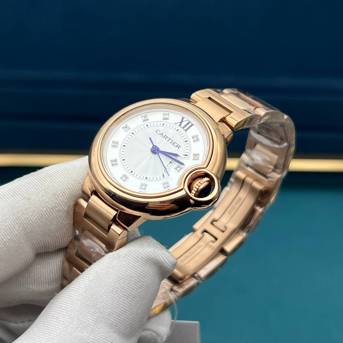 Часы Cartier Ballon Bleu 33 мм: серебристый циферблат с римской XII, корпус и браслет оттенка розового золота