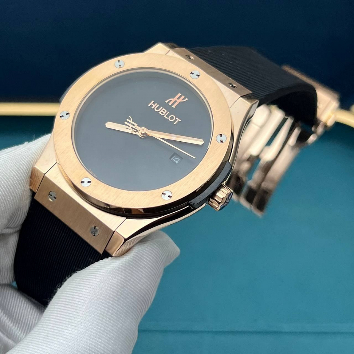 Hublot Classic Fusion 45 мм: корпус и застёжка из высококачественной стали со стойким PVD покрытием золотистого оттенка