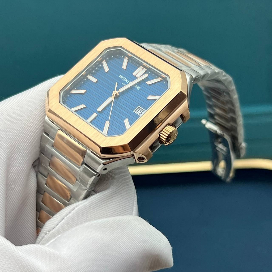Мужские Patek Philippe Cubitus 45 мм: синий рельефный циферблат с датой у отметки «3», серебристо-золотистый браслет