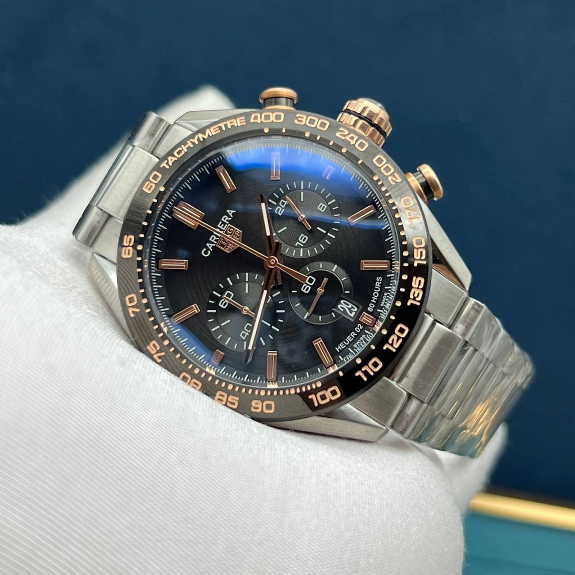 TAG Heuer Carrera Chronograph 44 мм: чёрный циферблат с тремя указателями, стрелки оттенка розового золота