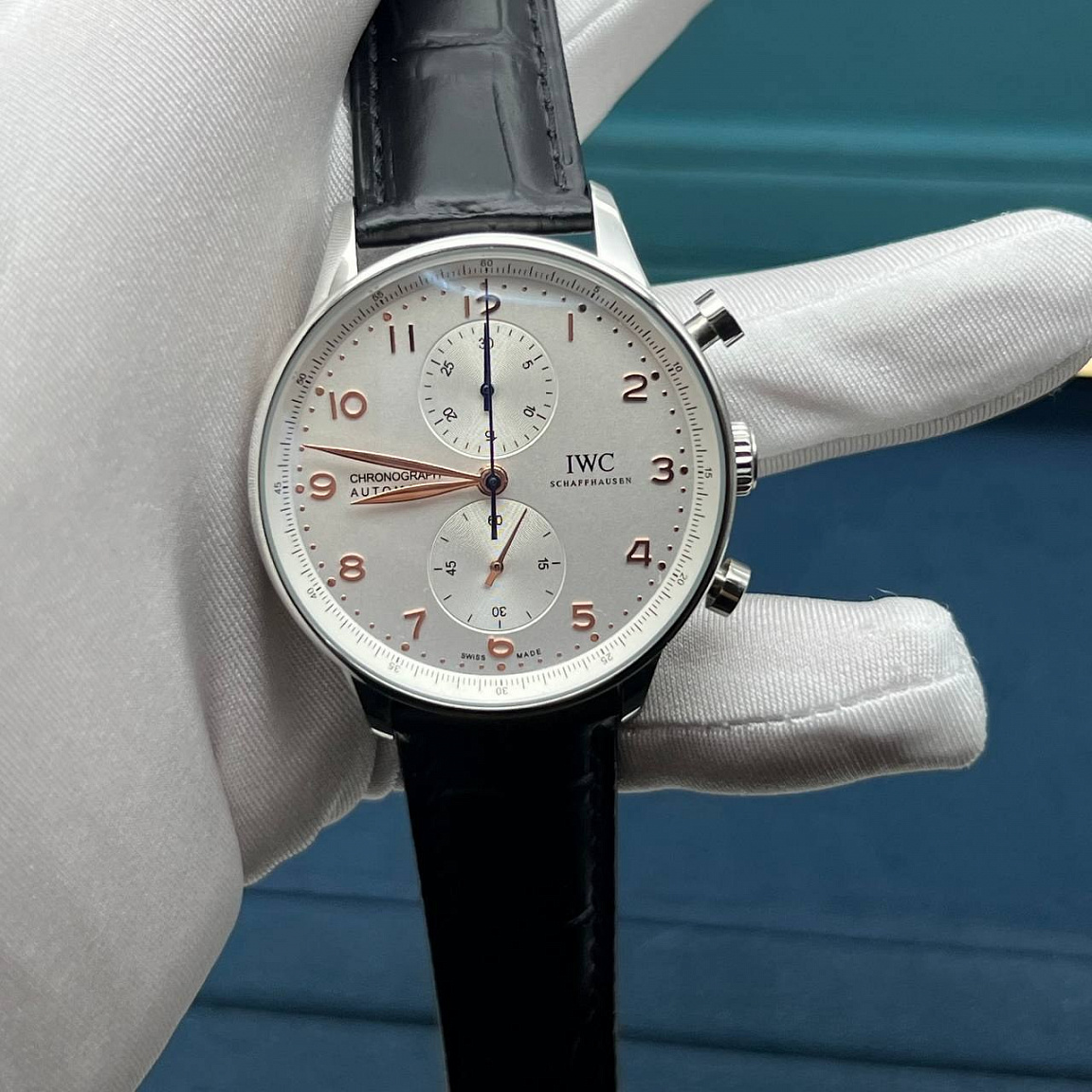 Мужские IWC Portugieser: серебристый циферблат, корпус 41 мм из стали 316L и чёрный ремешок из натуральной кожи