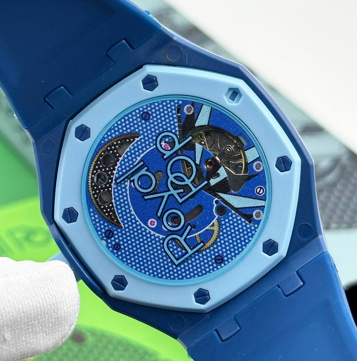 Audemars Piguet × Swatch Royal Pop Lan Bo: сине-серый рельефный циферблат со светлыми стрелками и метками