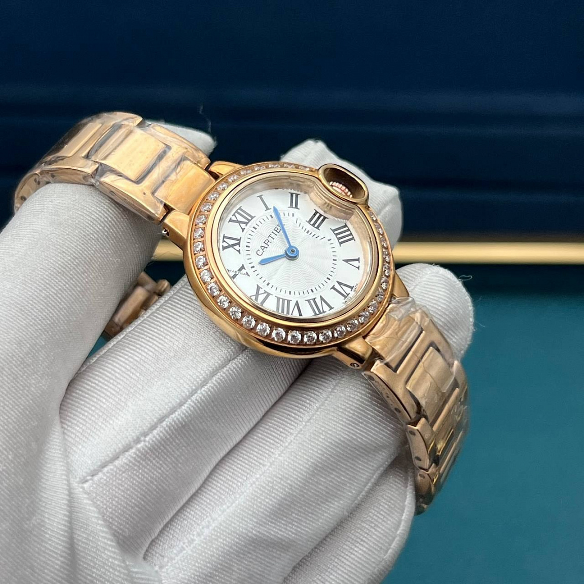 Cartier Ballon Bleu 28 мм с сапфировым стеклом, серебристым циферблатом и браслетом из стали 316L