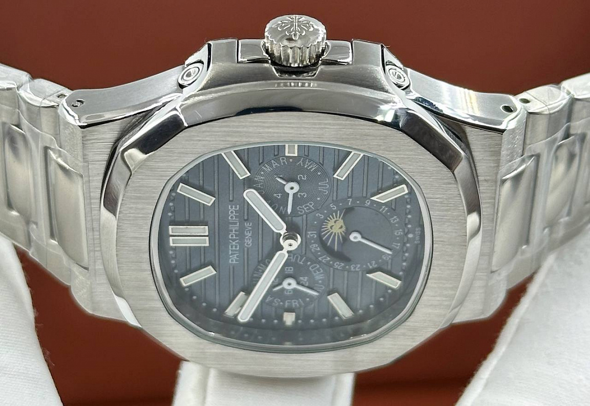 Популярные часы Patek Philippe - Nautilus Annual Calendar