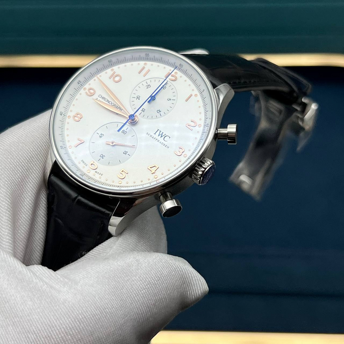 Мужские IWC Portugieser: серебристый циферблат, корпус 41 мм из стали 316L и чёрный ремешок из натуральной кожи