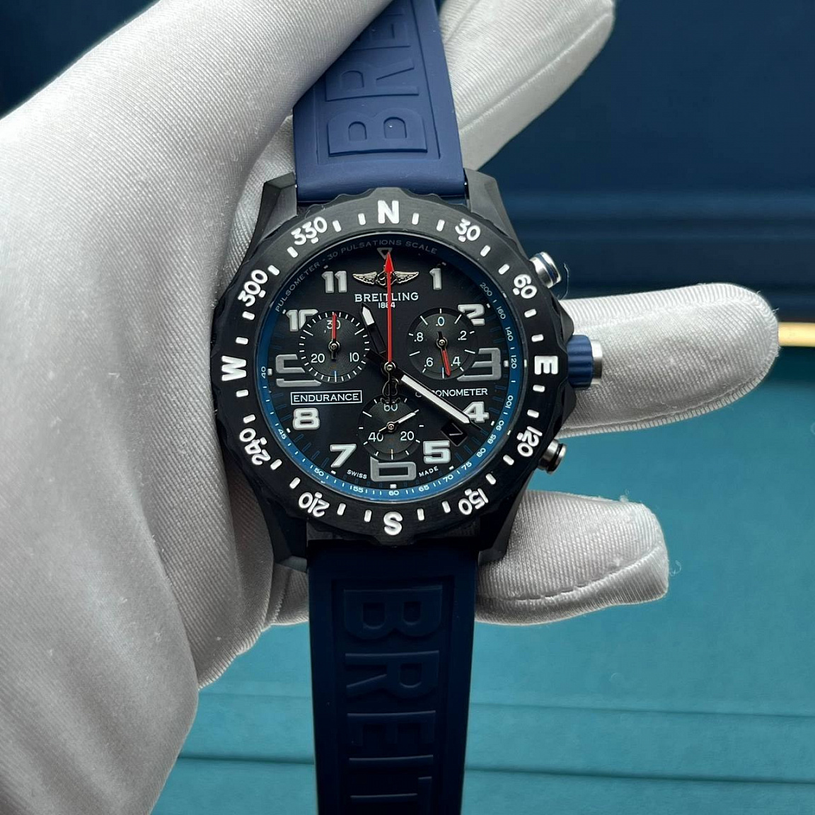 Чёрный циферблат Breitling Endurance Pro со светлыми цифрами и тремя счётчиками, синий каучуковый ремешок