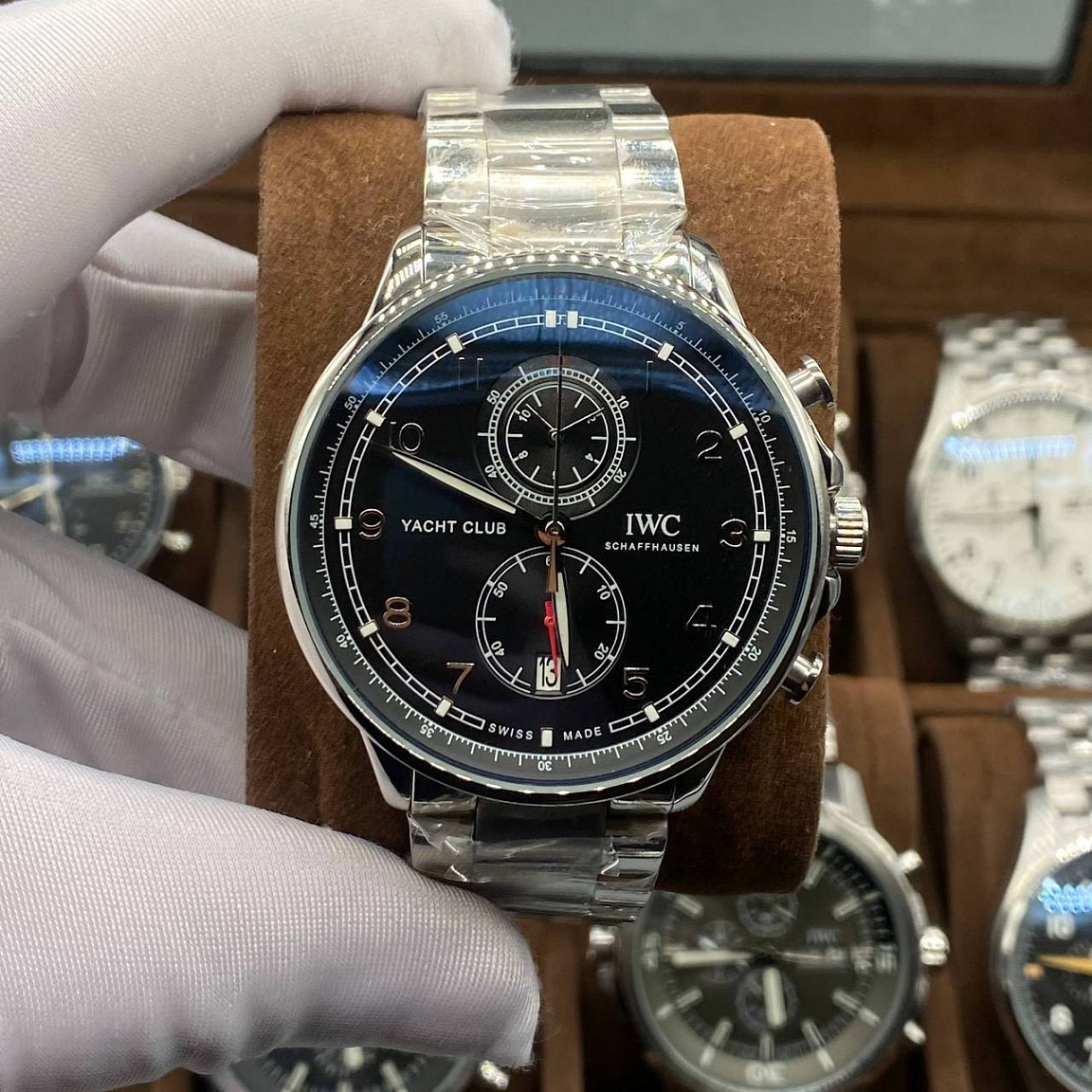 IWC Yacht Club 45 мм со стальным браслетом, чёрным циферблатом, арабскими цифрами и двумя малыми циферблатами