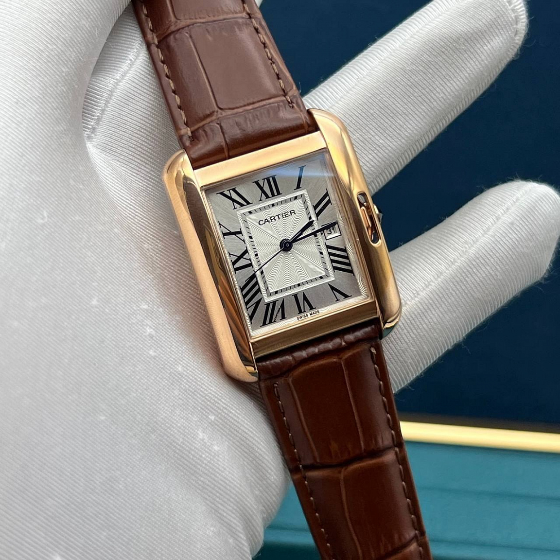 Кварцевые Cartier Tank Française 30 мм: серебристый циферблат, сталь 316L и коричневый кожаный ремешок