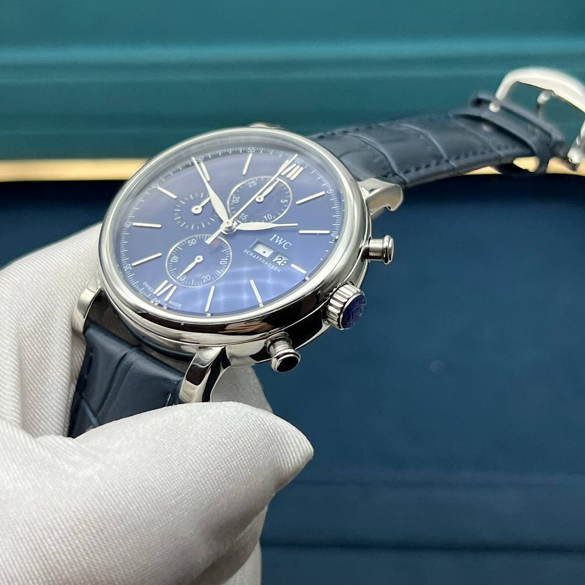 IWC Portofino Chronograph 41 мм: синий фактурный циферблат, золотистые индексы и кожаный ремешок