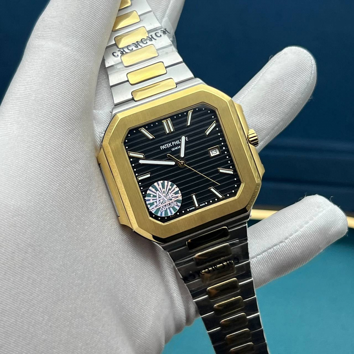 Мужские Patek Philippe Cubitus: квадратный корпус, чёрный циферблат с датой и серебристо-золотистый браслет