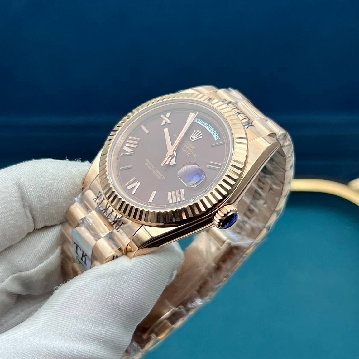 Часы Rolex Day-Date II 41 мм с коричневым циферблатом, рифлёным безелем и стальным браслетом под жёлтое золото