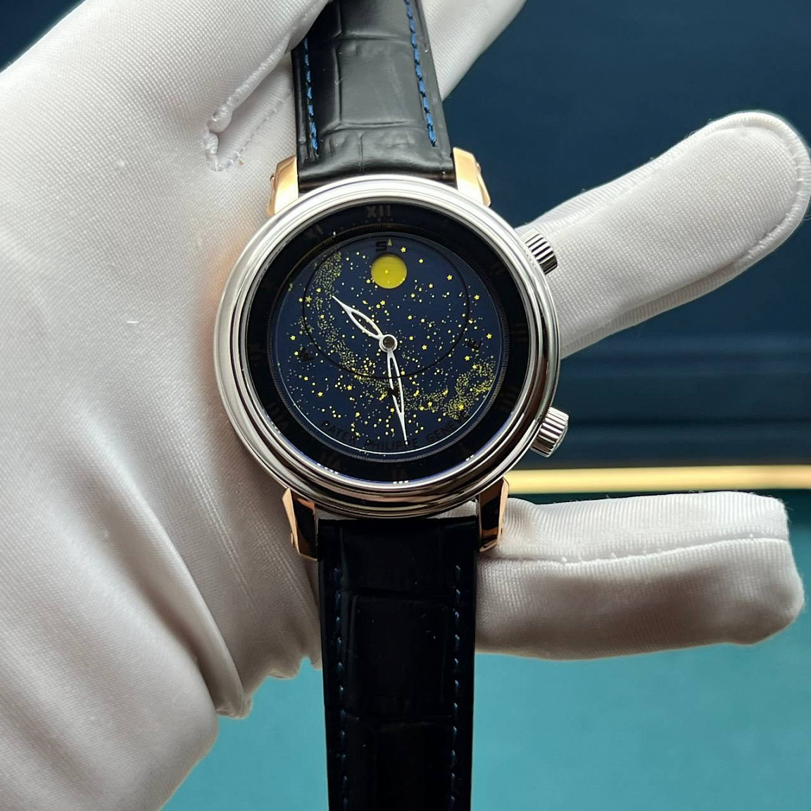 Часы Patek Philippe Celestial 43 мм с ажурными стрелками, золотистыми звёздами и синей прострочкой чёрного ремня