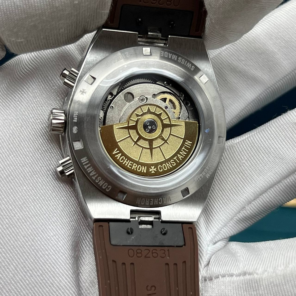 Vacheron Constantin Overseas Chronograph: коричневый циферблат с тремя счётчиками и рельефный каучуковый ремешок