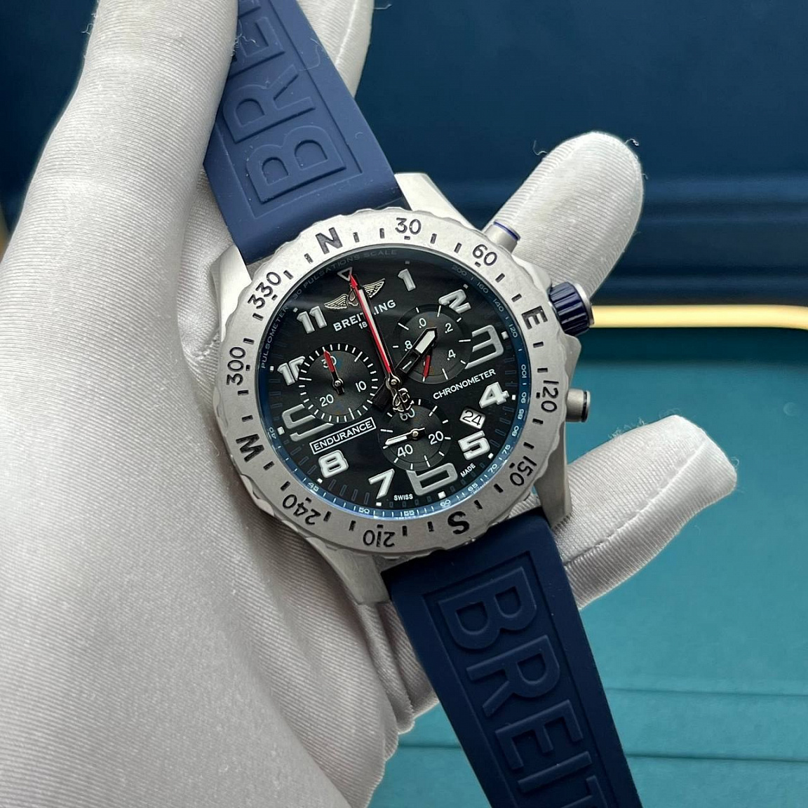 Breitling Endurance 43 мм: полированный и сатинированный корпус из стали 316L, чёрный циферблат, синий ремешок