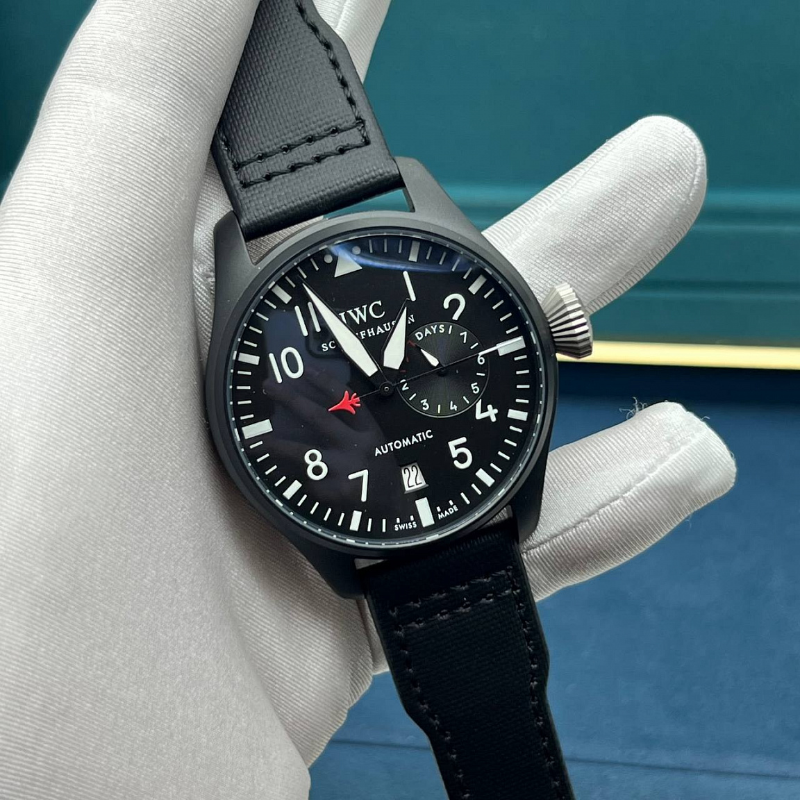IWC Big Pilot Die Grosse 46 мм: механика с автоподзаводом, чёрный циферблат, корпус 316L с PVD, нейлоновый ремешок