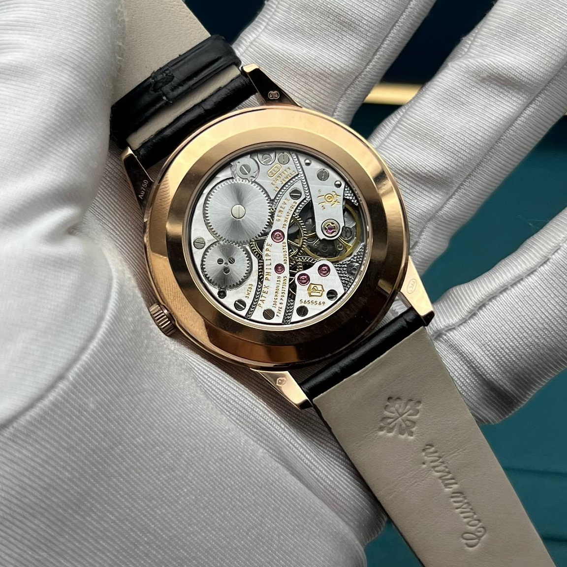 Patek Philippe Calatrava: золотистые индексы на чёрном циферблате и малый секундный циферблат у отметки «6»