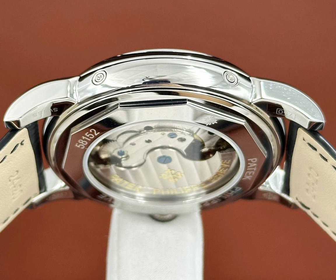 Часы Patek Philippe Grand Complications: окна года и месяца на чёрном циферблате, ремешок с тиснением под крокодила