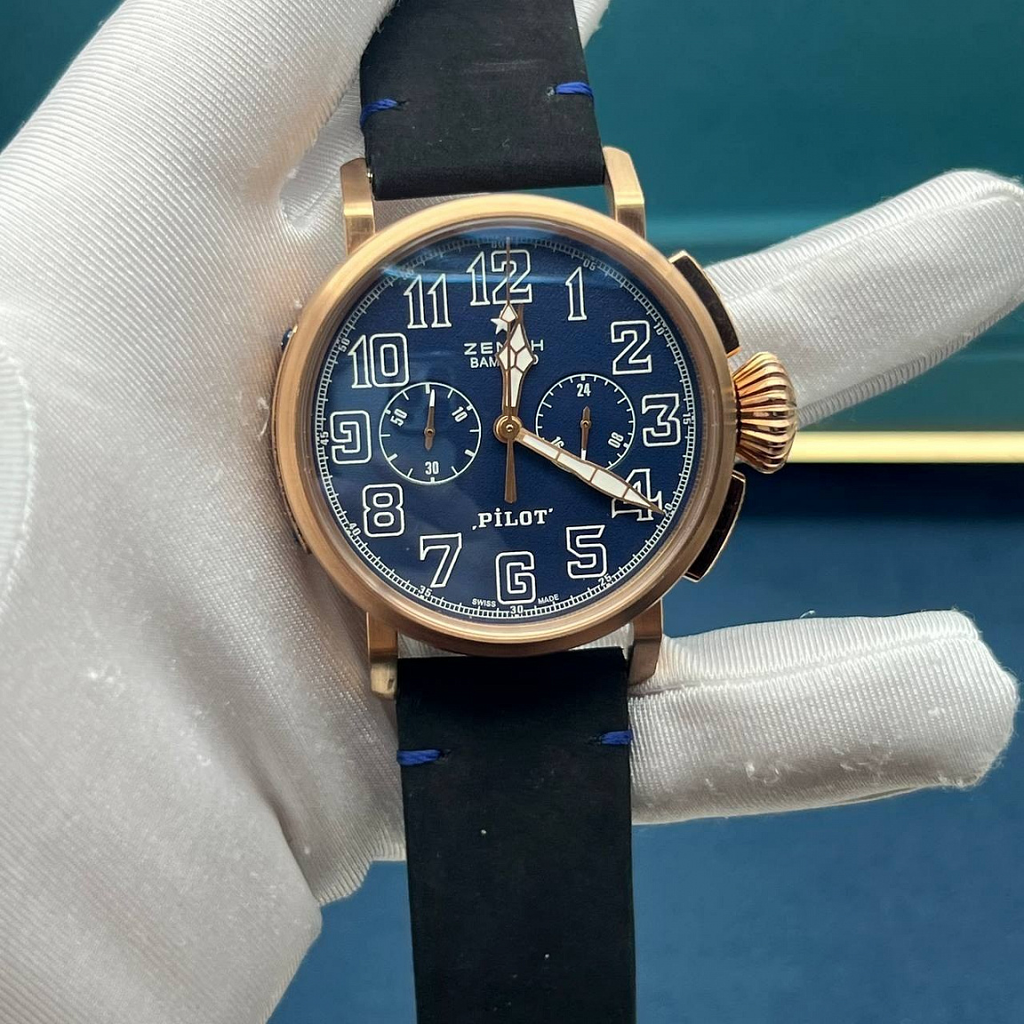 Zenith Pilot Type 20 45 мм: стальной корпус 316L, синий циферблат и кварцевый хронограф