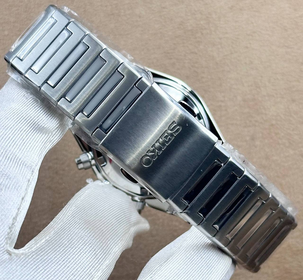 Seiko Chronograph 43 мм крупным планом: чёрный циферблат, минеральное стекло и корпус из стали 316L