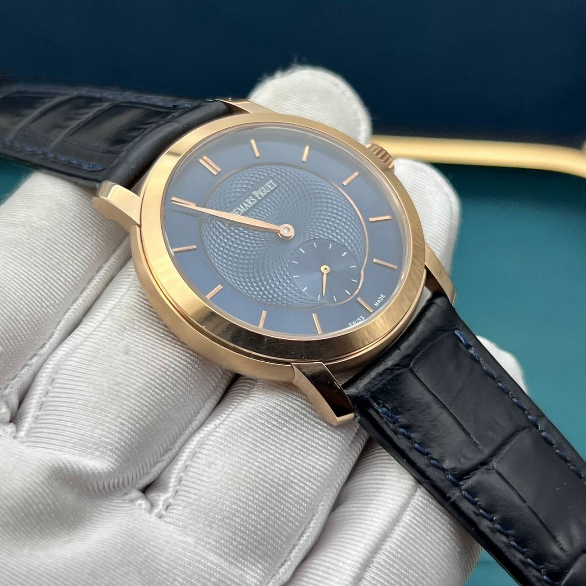 Часы Audemars Piguet Jules Audemars: узорчатый синий циферблат, золотистые стрелки и малая секунда у отметки 6