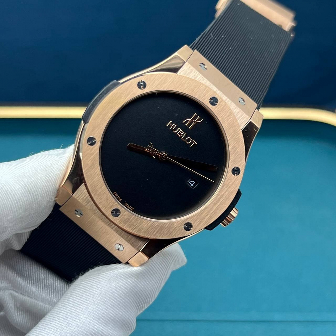 Hublot Classic Fusion 45 мм: корпус и застёжка из высококачественной стали со стойким PVD покрытием золотистого оттенка