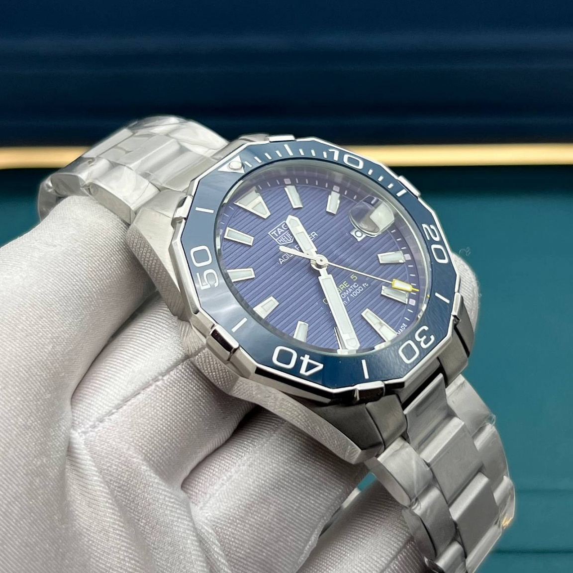 TAG Heuer Aquaracer Calibre 5 43 мм: синий циферблат, корпус и браслет из часовой полированной нержавеющей стали 316L