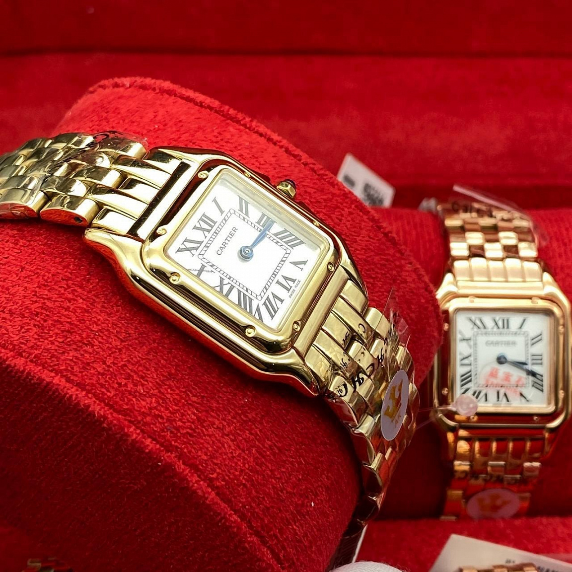 Часы Cartier Panthère de Cartier с золотым покрытием стали 316L, белым циферблатом и сапфировым стеклом, размер 27 мм